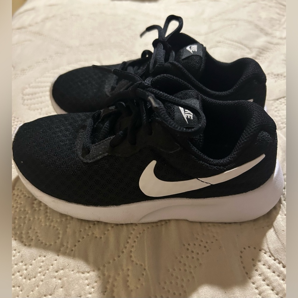 Nike Unisex Kids Tanjun 818382-001 Black Sneaker Shoes Low Top Lace Up Size 11C - Picture 9 of 10